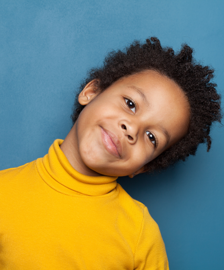 Un jeune enfant jouant avec de la pâte à modeler jaune